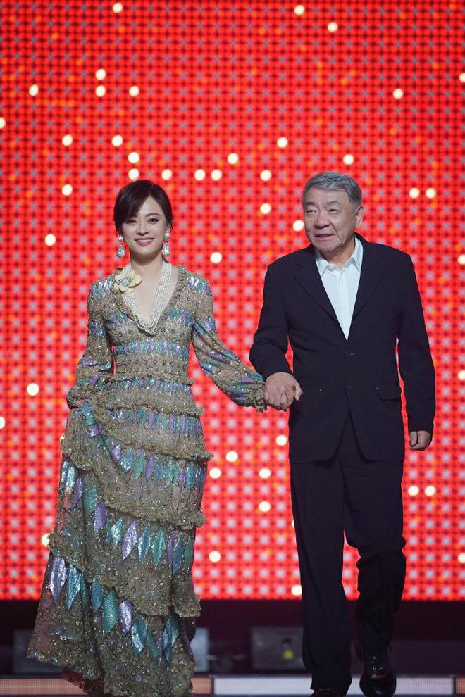 新妆容配新发型显年轻状态逆生长超养眼开元ky棋牌42岁孙俪留长发太美了