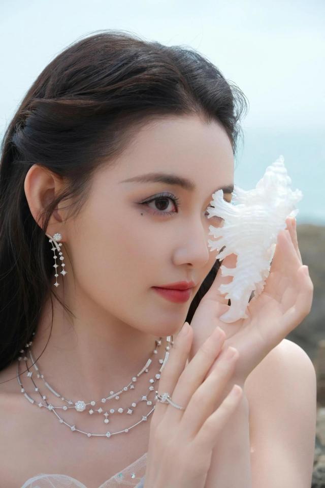 抹胸鱼尾礼服仿佛是从童话中走出的公主开元棋牌app蒋依依一袭渐变蓝白的
