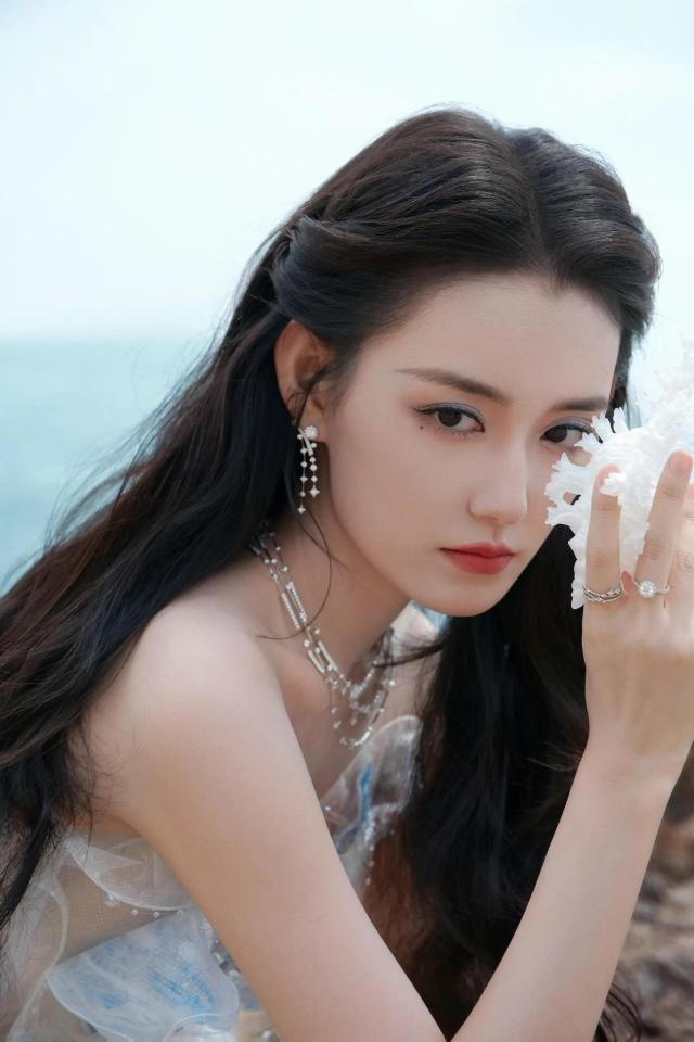 抹胸鱼尾礼服仿佛是从童话中走出的公主开元棋牌app蒋依依一袭渐变蓝白的(图3)