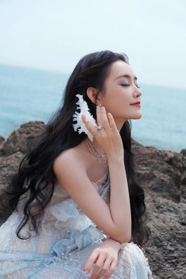 抹胸鱼尾礼服仿佛是从童话中走出的公主开元棋牌app蒋依依一袭渐变蓝白的(图2)