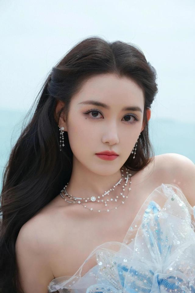 抹胸鱼尾礼服仿佛是从童话中走出的公主开元棋牌app蒋依依一袭渐变蓝白的(图6)