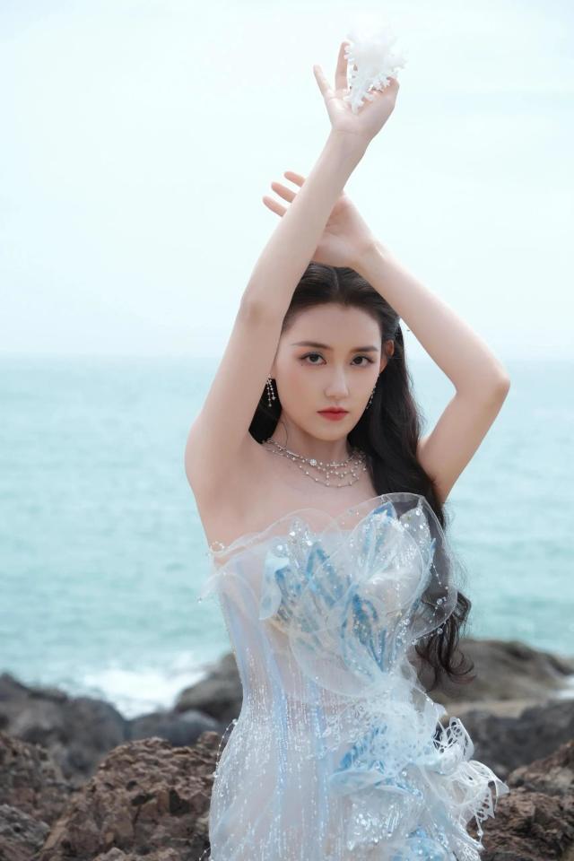抹胸鱼尾礼服仿佛是从童话中走出的公主开元棋牌app蒋依依一袭渐变蓝白的(图7)