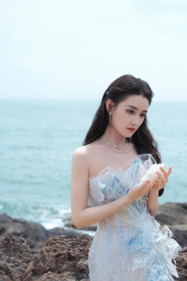 抹胸鱼尾礼服仿佛是从童话中走出的公主开元棋牌app蒋依依一袭渐变蓝白的(图8)