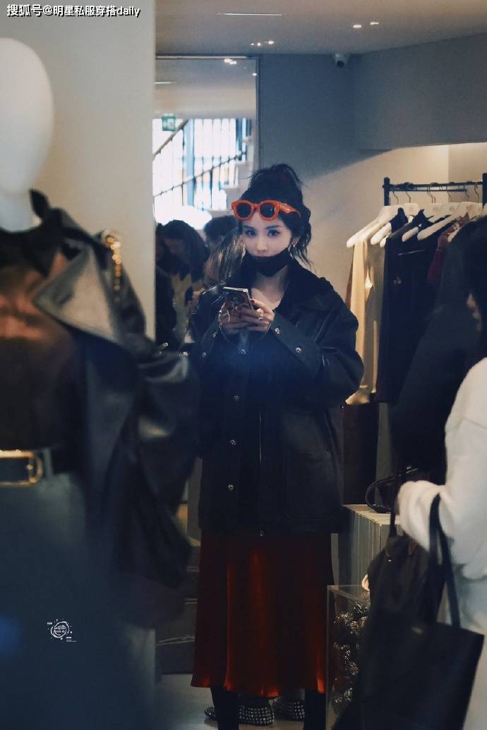 了杨幂示范“5种皮衣搭配”帅气保暖开元棋牌试玩时髦精春天就别只穿风衣(图2) 了杨幂示范“5种皮衣搭配”帅气保暖开元棋牌试玩时髦精春天就别只穿风衣(图2)