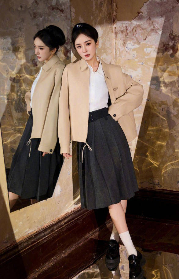 妹学院风转型登顶轻熟天花板开元棋牌杨幂穿搭太会了！甜(图2)