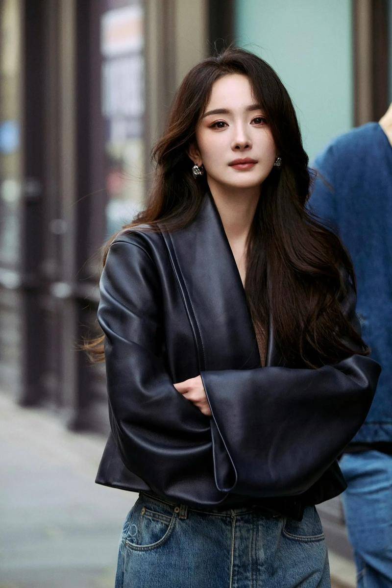 妹学院风转型登顶轻熟天花板开元棋牌杨幂穿搭太会了！甜(图4)