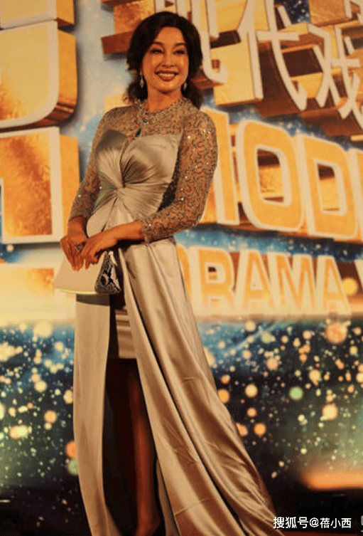 穿紧身晚礼服差点“撑爆”越老越迷人开元棋牌71岁刘晓庆身材真丰腴！(图3)