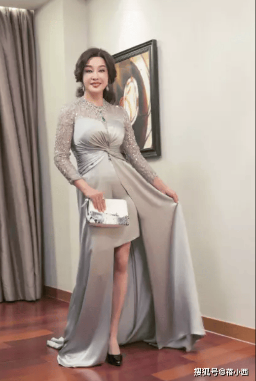 穿紧身晚礼服差点“撑爆”越老越迷人开元棋牌71岁刘晓庆身材真丰腴！(图4)