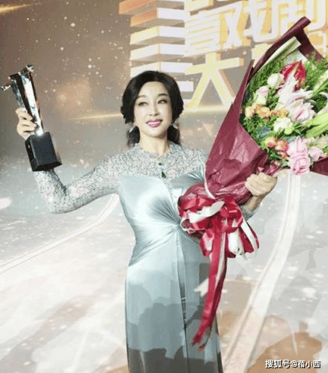 穿紧身晚礼服差点“撑爆”越老越迷人开元棋牌71岁刘晓庆身材真丰腴！(图6)