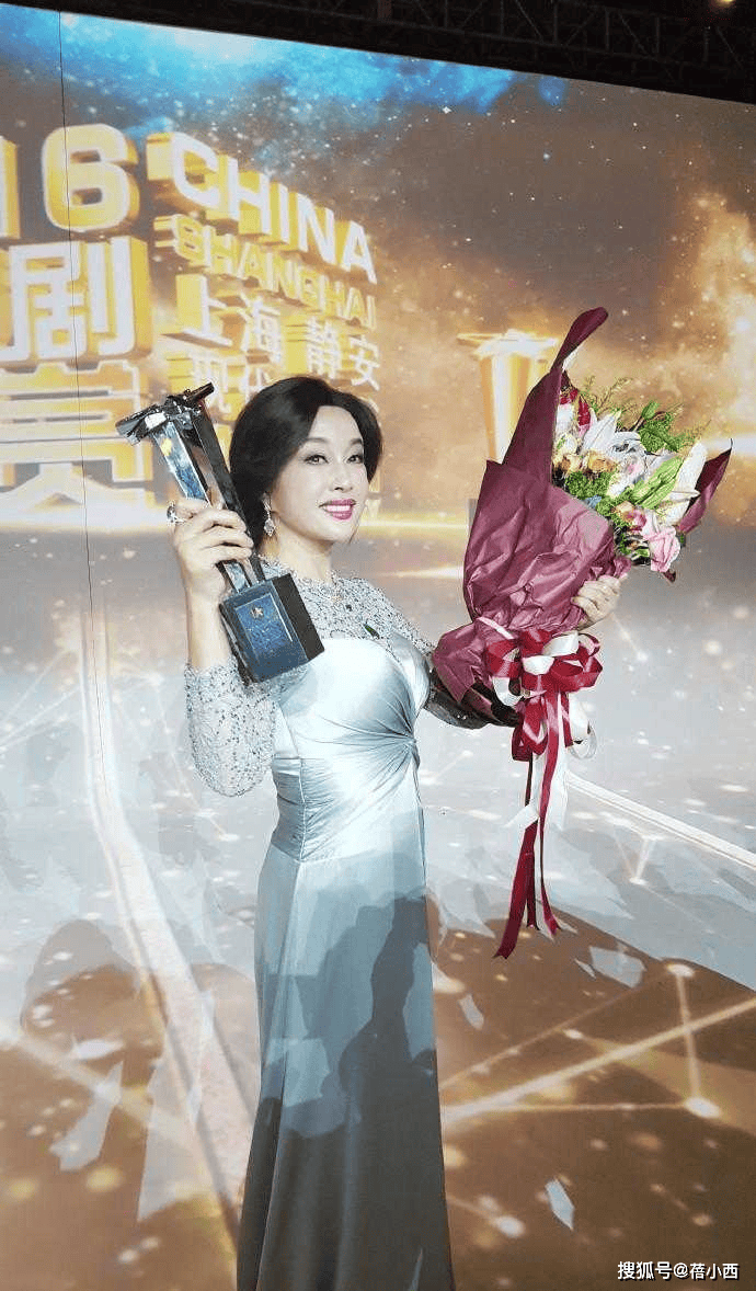 穿紧身晚礼服差点“撑爆”越老越迷人开元棋牌71岁刘晓庆身材真丰腴！(图7)