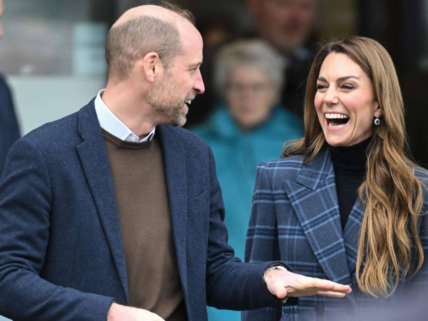 格子大衣优雅大气不愧是英国最美王妃开元棋牌试玩凯特冬季穿搭满分蓝色(图2)